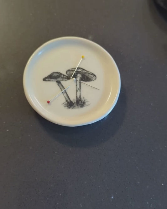 Mushroom magnetic pin dish